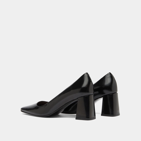 Wide-heeled pumps in black glazed leather | DODEME