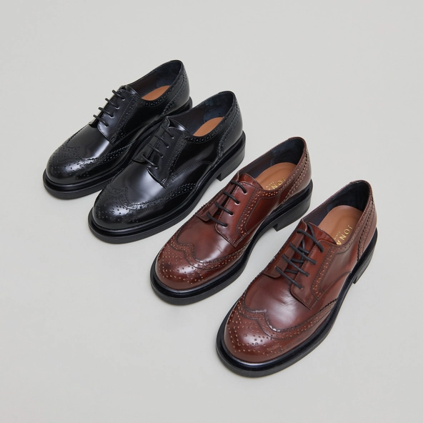 Openwork Derbies in black glazed leather | DUERMO