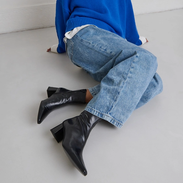 Ankle boots with wide heels in black leather | DYONISOS
