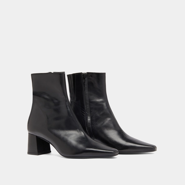 Ankle boots with wide heels in black leather | DYONISOS