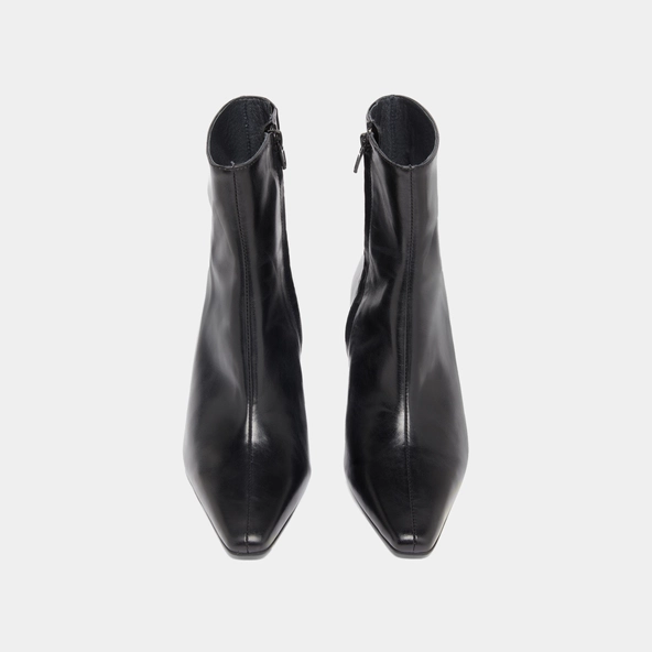 Ankle boots with wide heels in black leather | DYONISOS