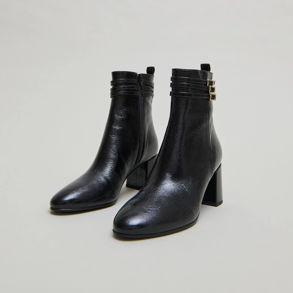 Buckle details ankle boots in black pleated patent | DURANO