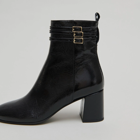 Buckle details ankle boots in black pleated patent | DURANO