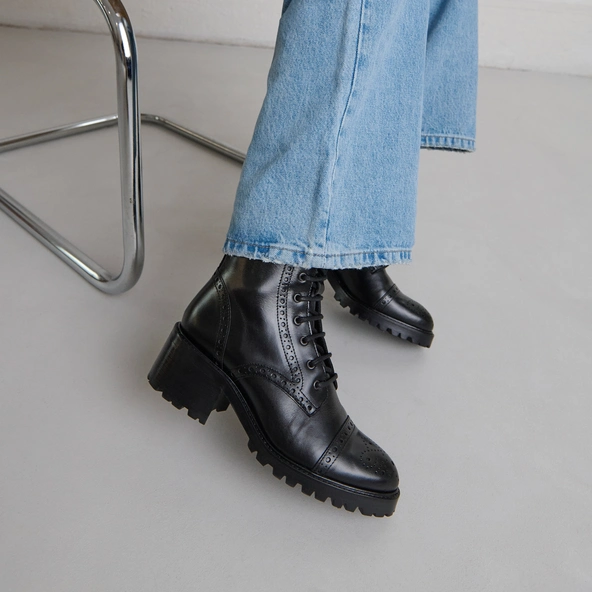 Heeled lowboots with laces in black leather | ANDERS
