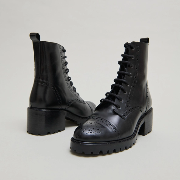 Heeled lowboots with laces in black leather | ANDERS