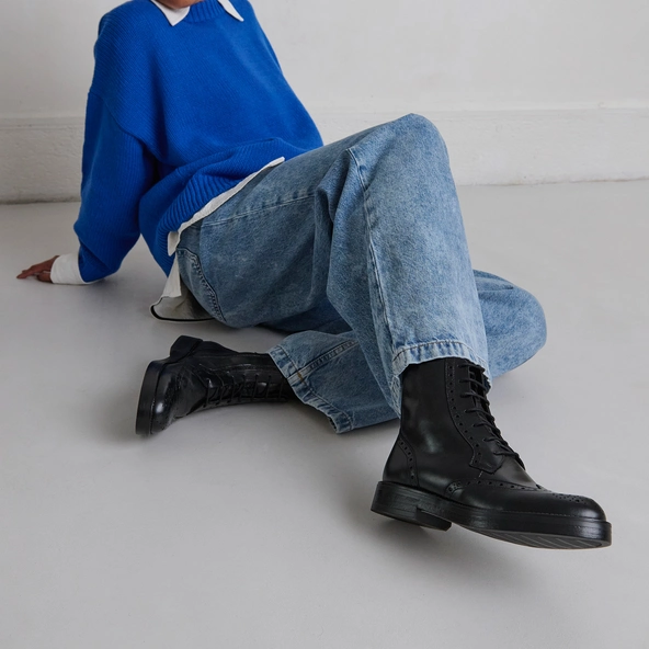 Lowboots with laces in black leather | ARI