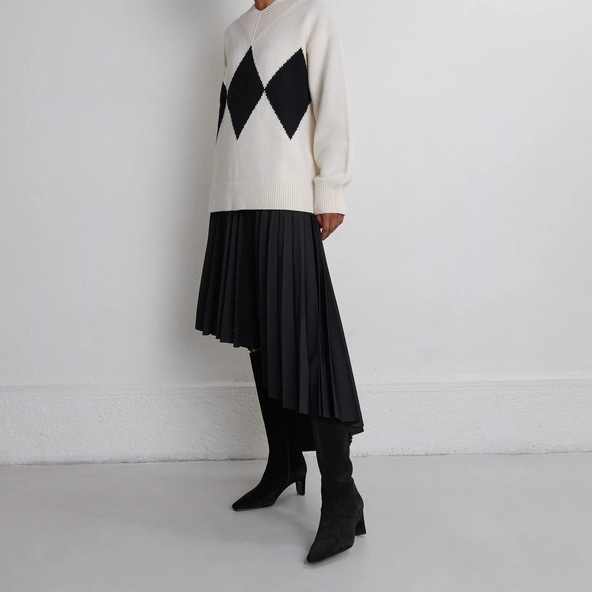 Heeled boots with pointed toes in black suede | DANOU