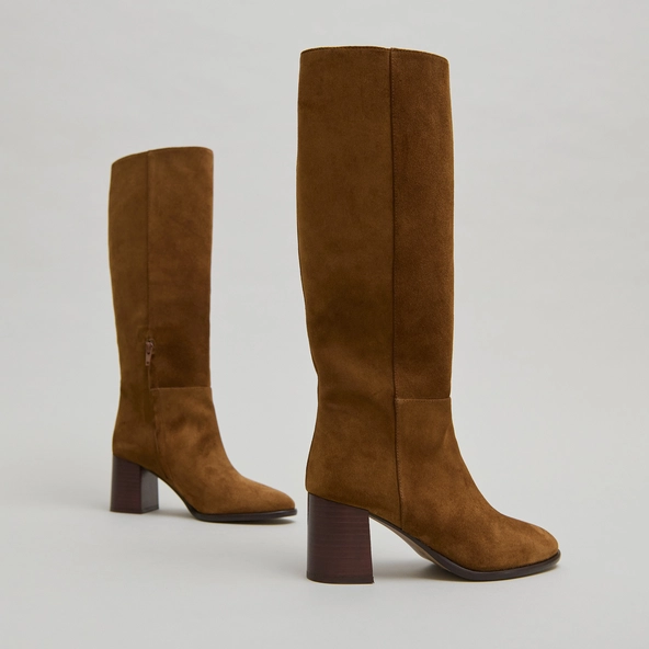 Heeled boots with rounded toes in cognac suede | DILIA