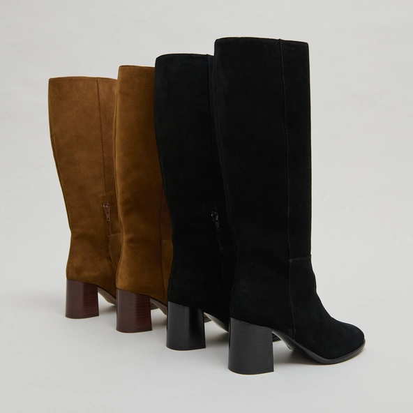 Heeled boots with rounded toes in cognac suede | DILIA