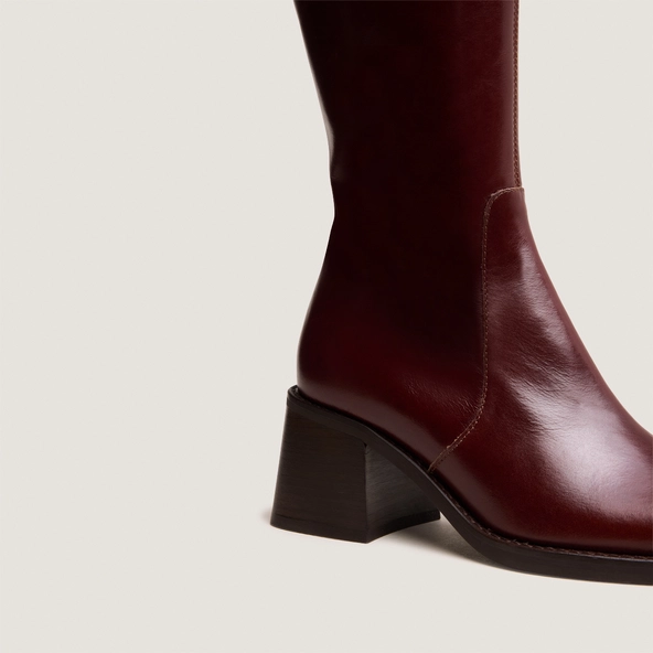 Heeled boots with squared toes in brown leather | DIOU