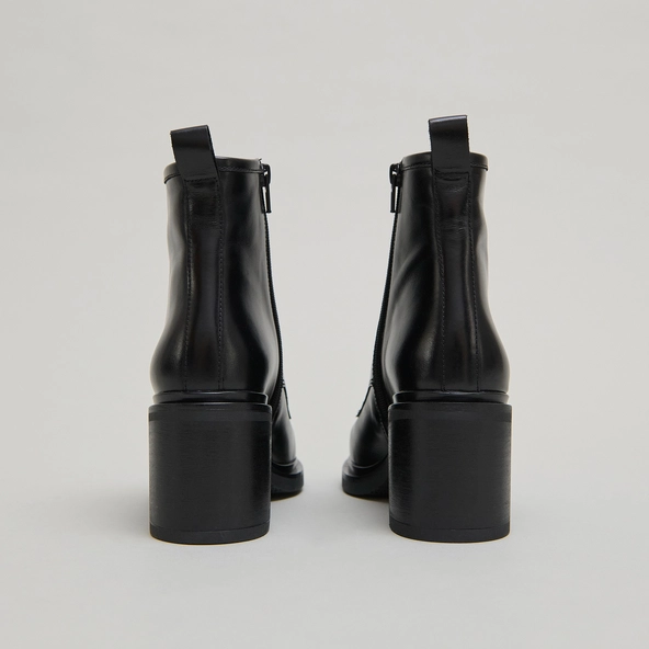 Heeled lowboots with laces in black leather | DUPLEX