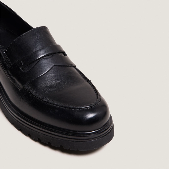 Loafers with notched soles in black leather | ARLO