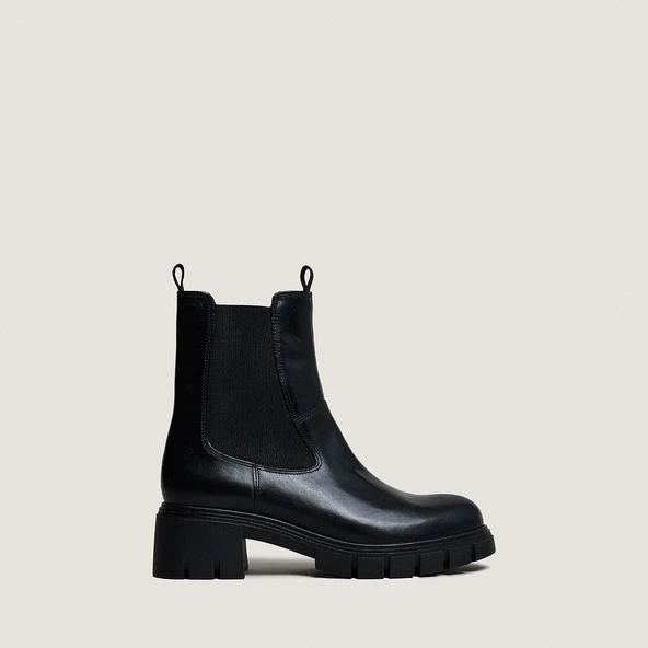 Lowboots with notched soles and round toes in black leather | ARONA