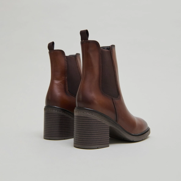 Elasticated ankle boots with rounded toes in cognac leather | ATILA