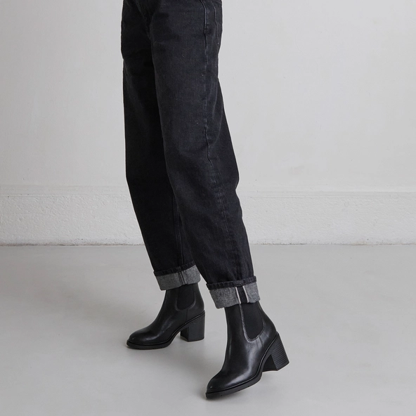 Elasticated ankle boots with rounded toes in black leather | ATILA
