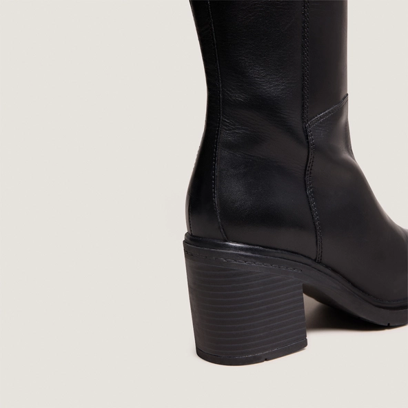 Heeled boots with rounded toes in black leather | ATILUS
