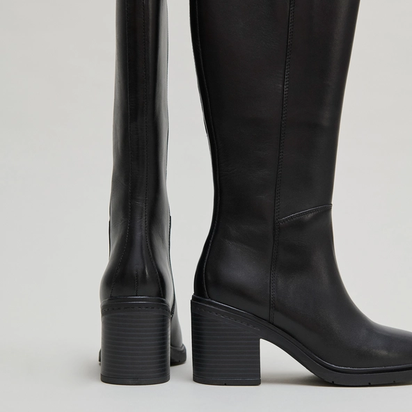Heeled boots with rounded toes in black leather | ATILUS