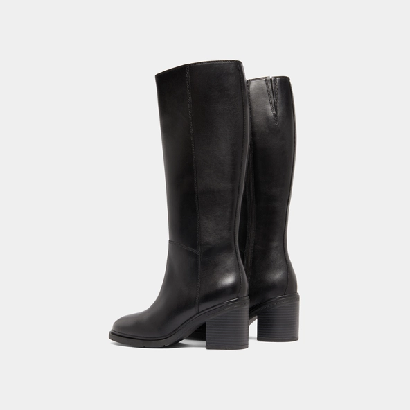 Heeled boots with rounded toes in black leather | ATILUS