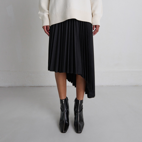 Heeled ankle boots with front zippers black