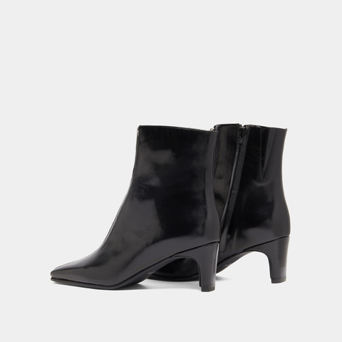 Heeled ankle boots with front zippers black