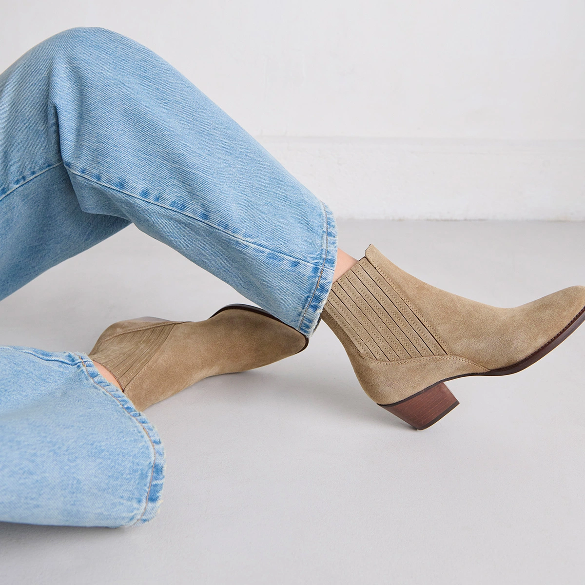 Boots with small bevelled heels and elastics in taupe suede | BAILEY