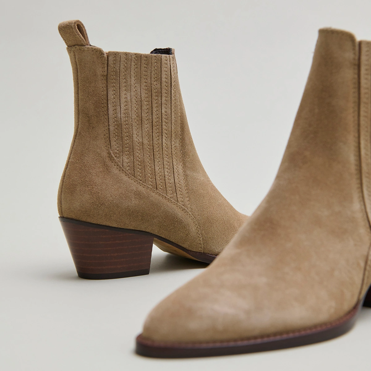 Boots with small bevelled heels and elastics in taupe suede | BAILEY