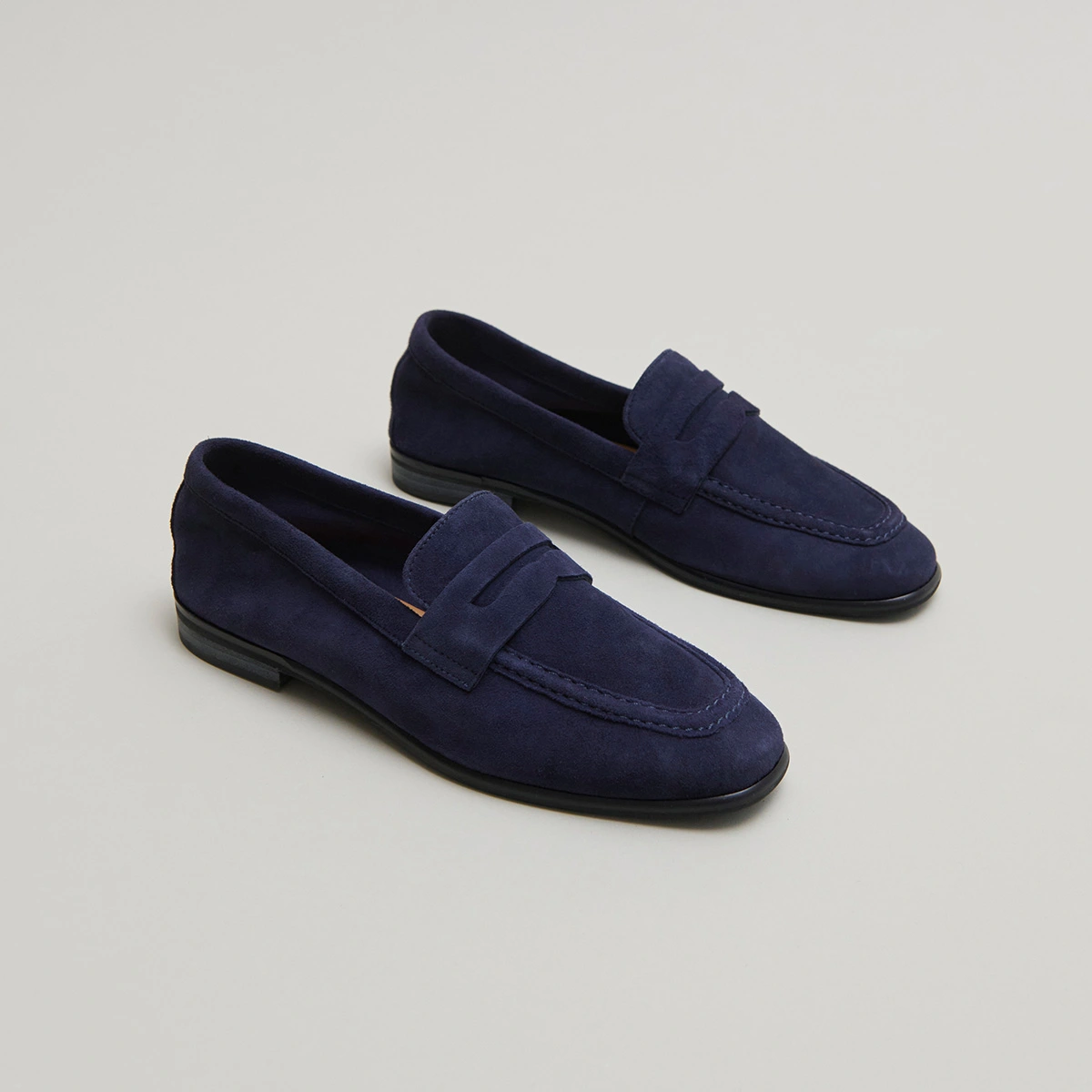 Loafers with flat heels and rounded toes in navy velvet | ACA