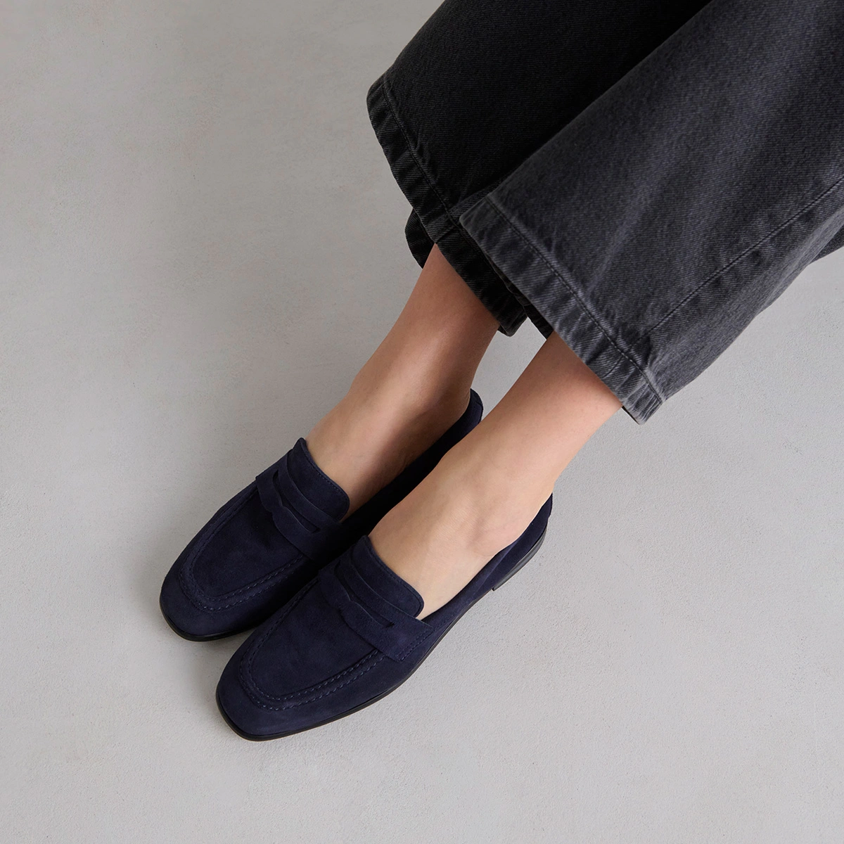 Loafers with flat heels and rounded toes in navy velvet | ACA