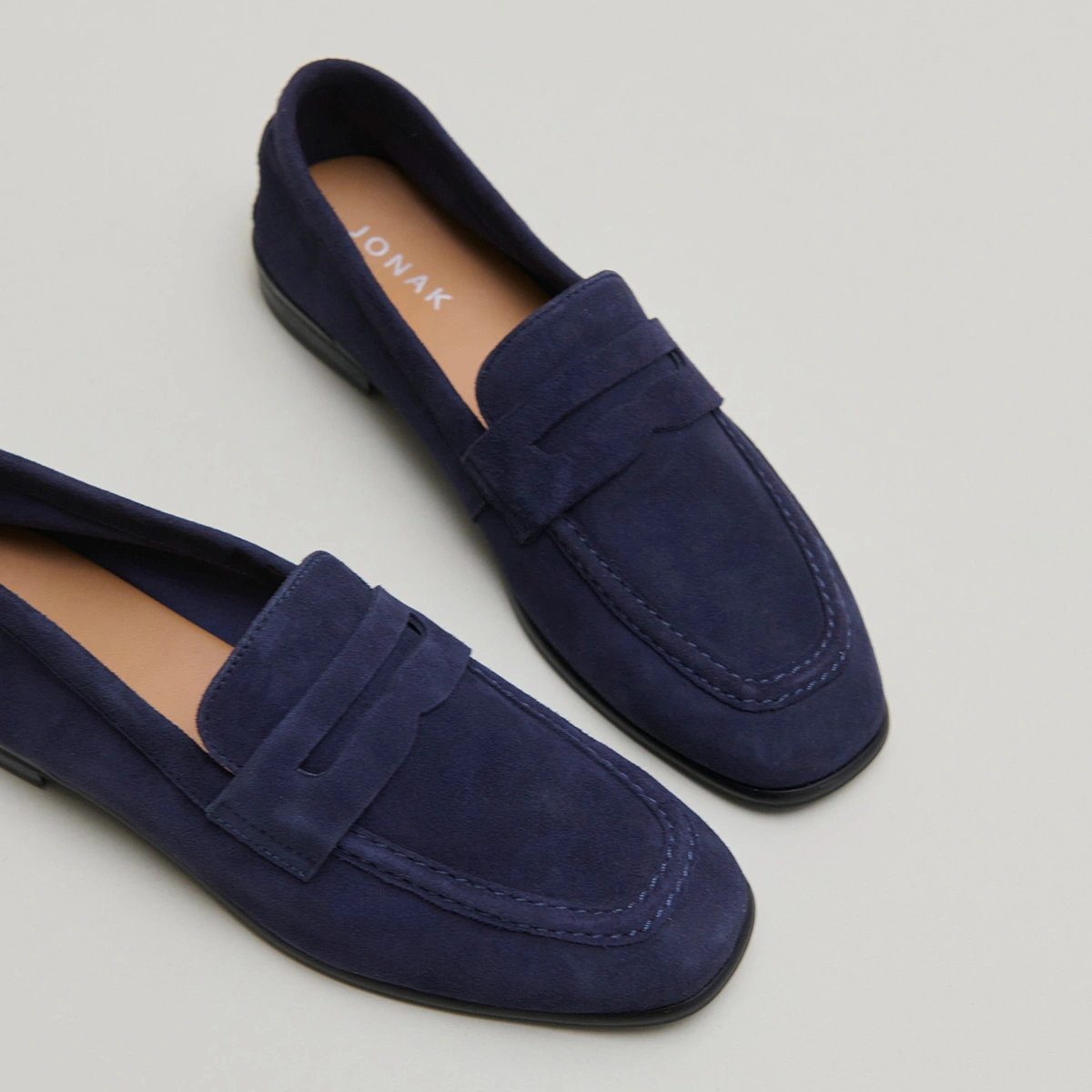 Loafers with flat heels and rounded toes in navy velvet | ACA