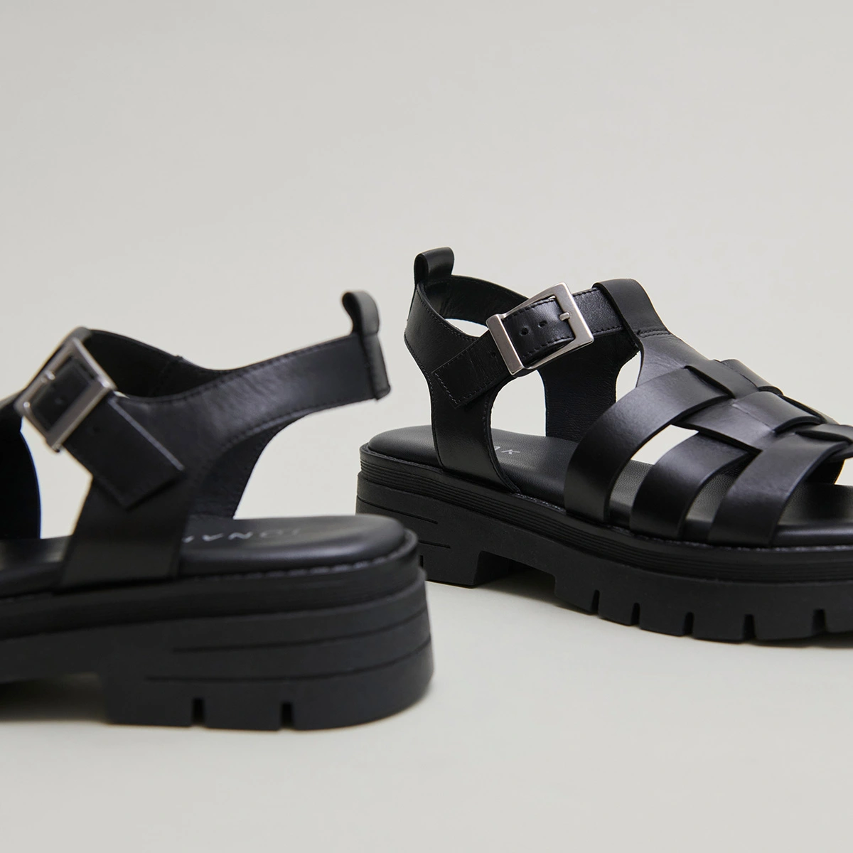 Sandals with notched soles in black leather | ANASTASIA