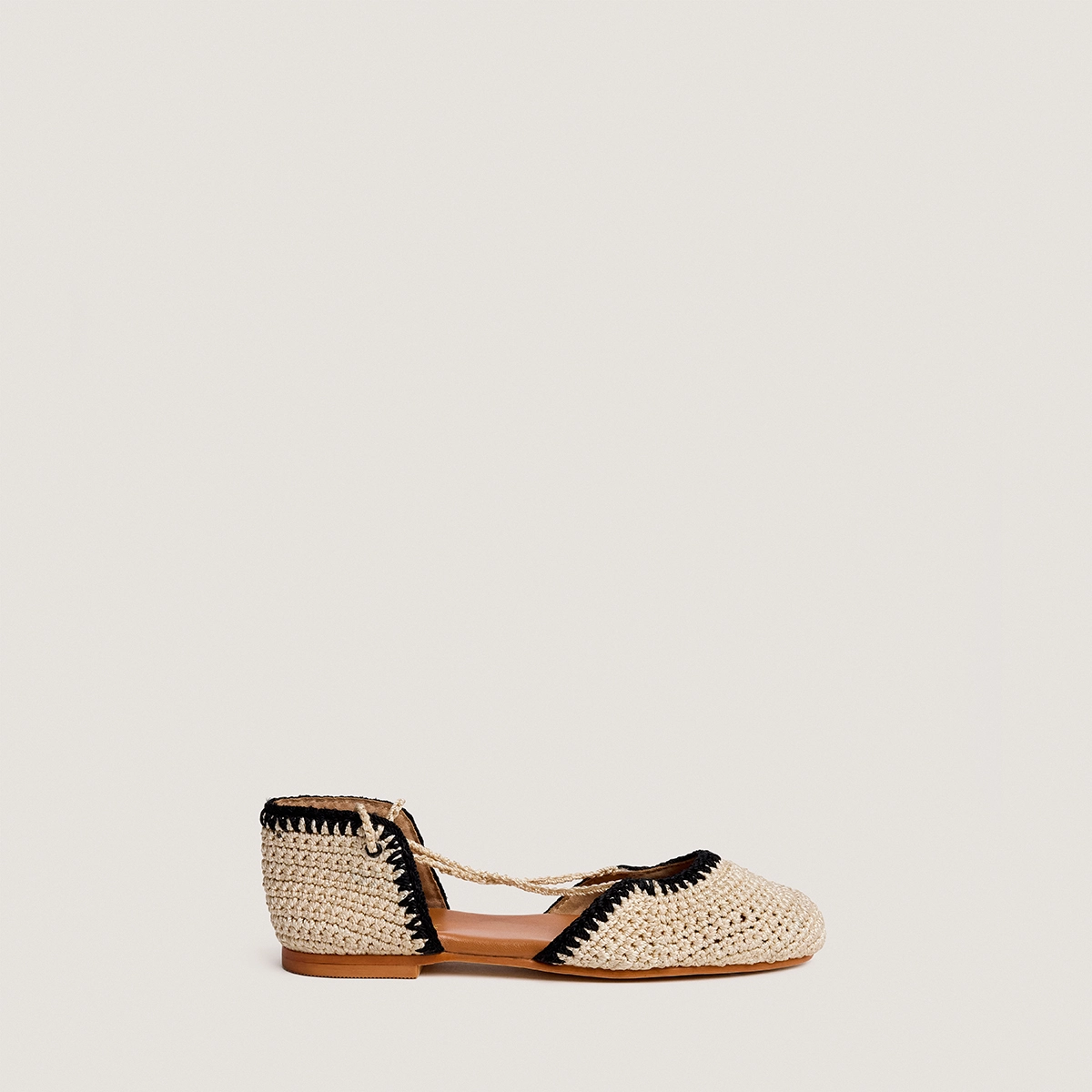 Ballet flats with laces in beige and black crochet | WULLY