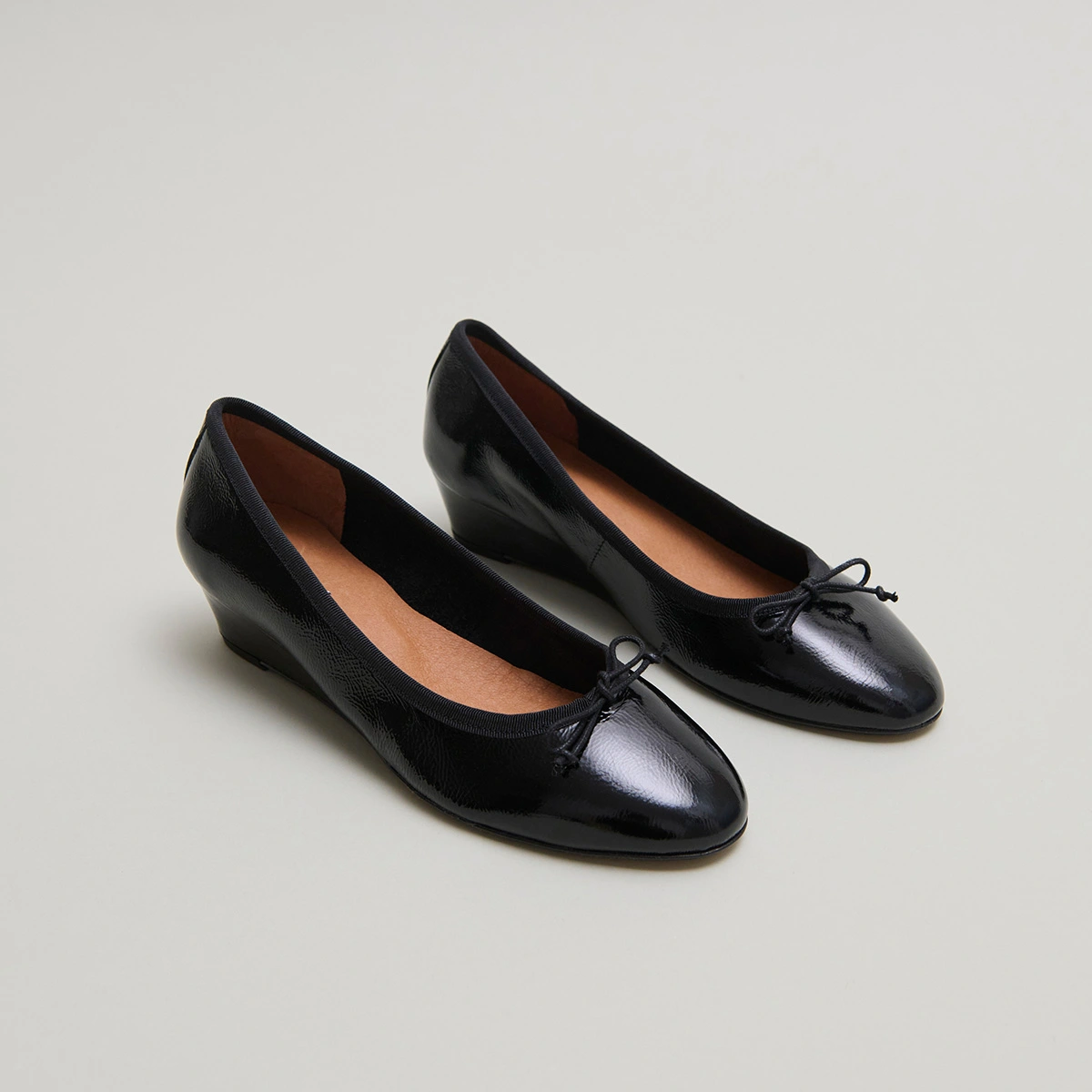 Wedge ballerinas in black pleated varnish | AIRELLE