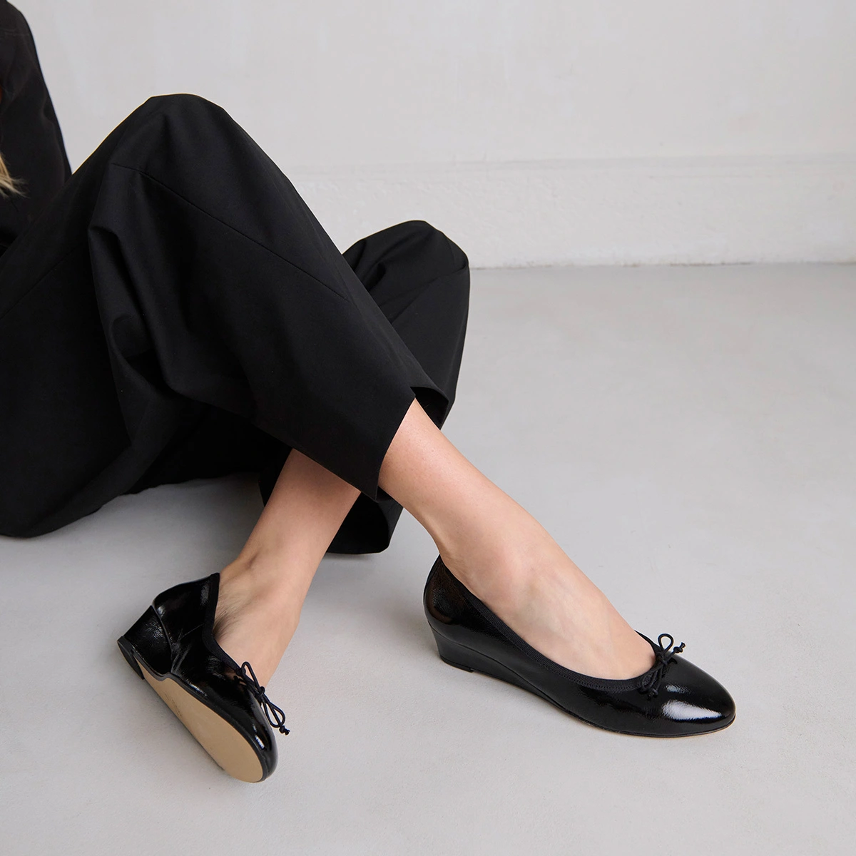 Wedge ballerinas in black pleated varnish | AIRELLE