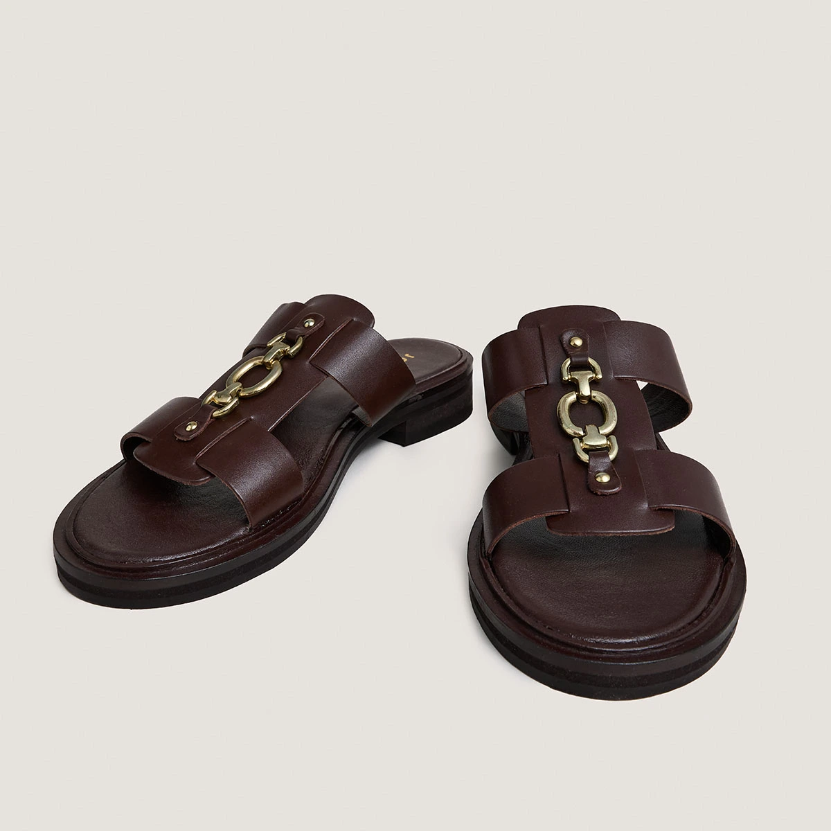 Mules with golden bits in dark brown leather | DOP