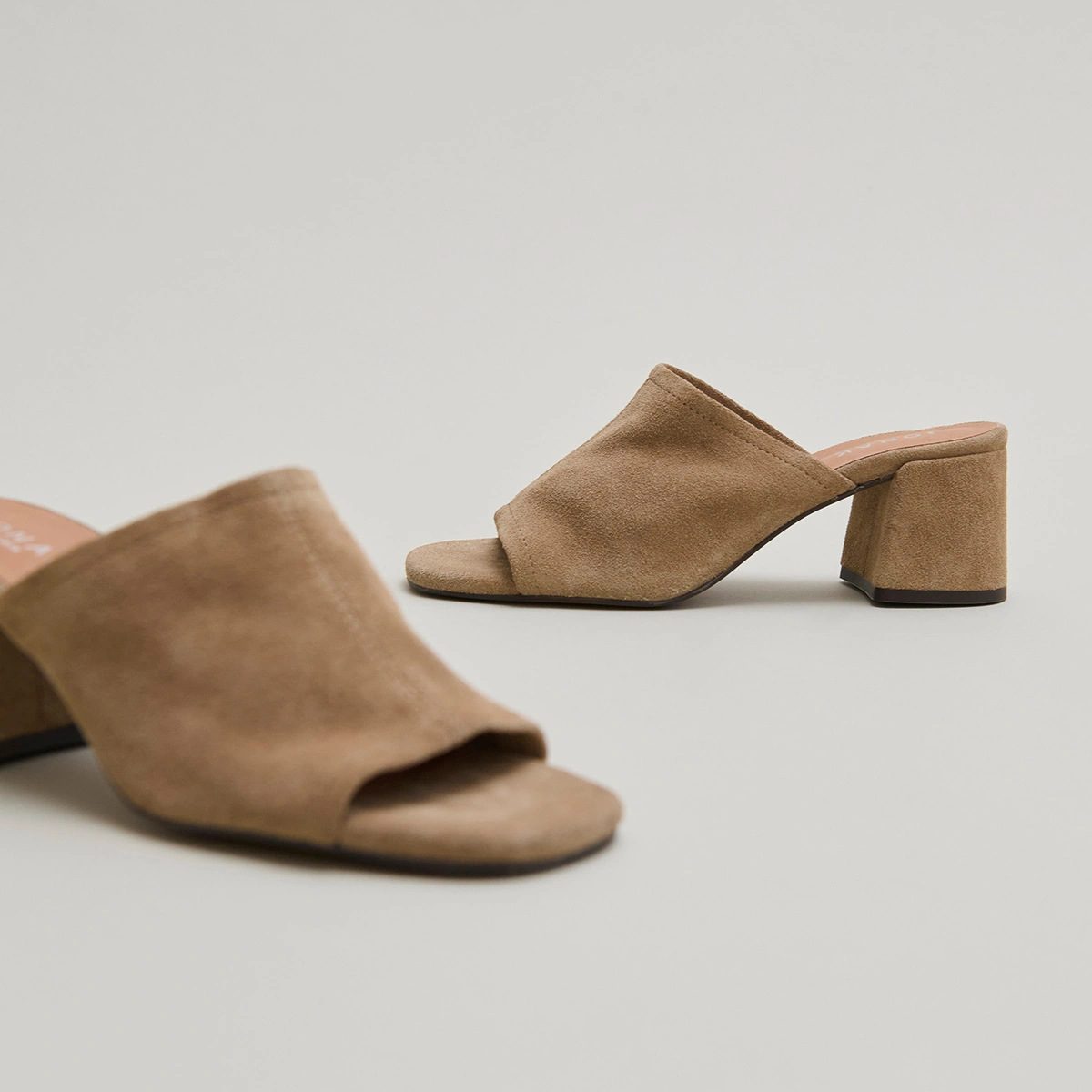 Mules with heels and open toes in taupe crust | BUTTERFLY