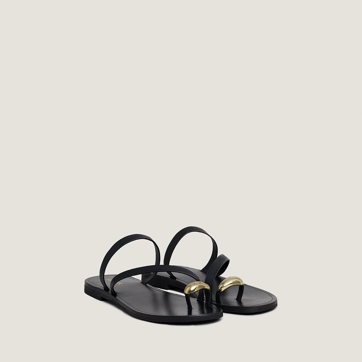 Sandals with slender straps and gold details in black leather | WIFE