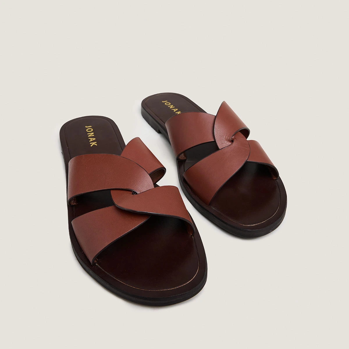Plagettes with wide criss-cross straps in cognac leather | WINKO