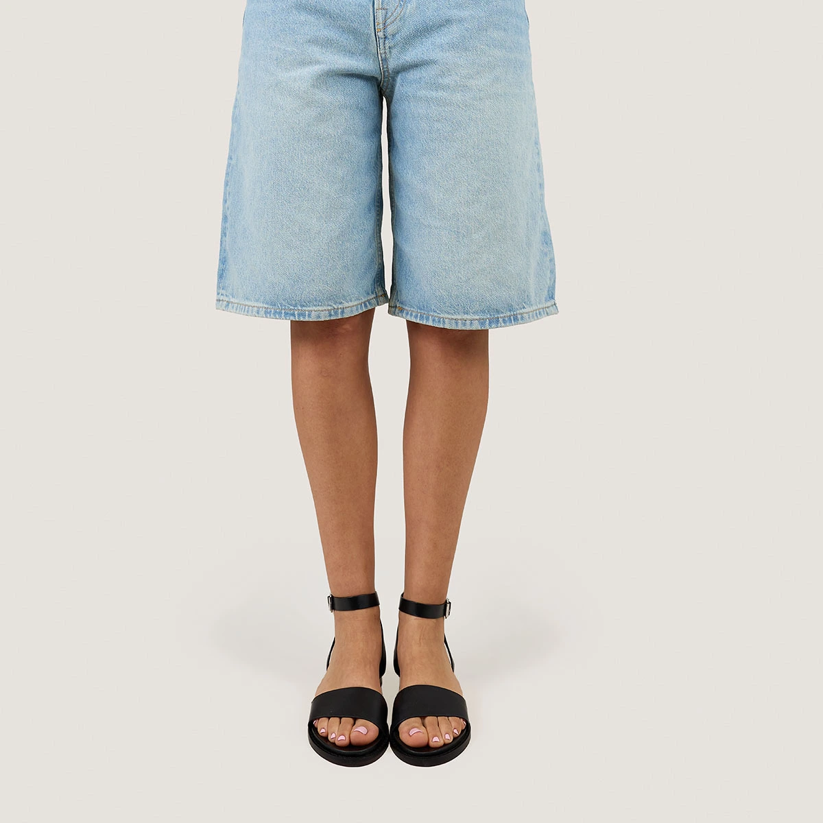 Sandals with straps and adjustable buckles in black leather | WIK