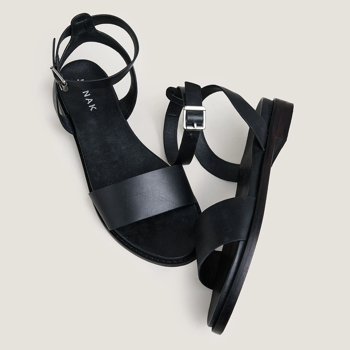 Sandals with straps and adjustable buckles in black leather | WIK