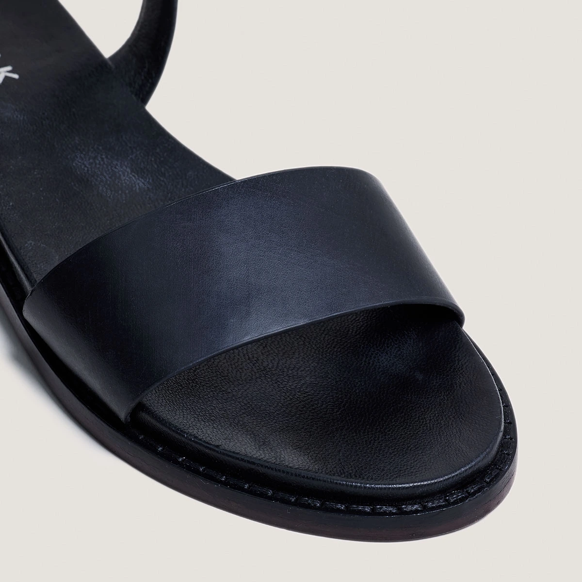 Sandals with straps and adjustable buckles in black leather | WIK