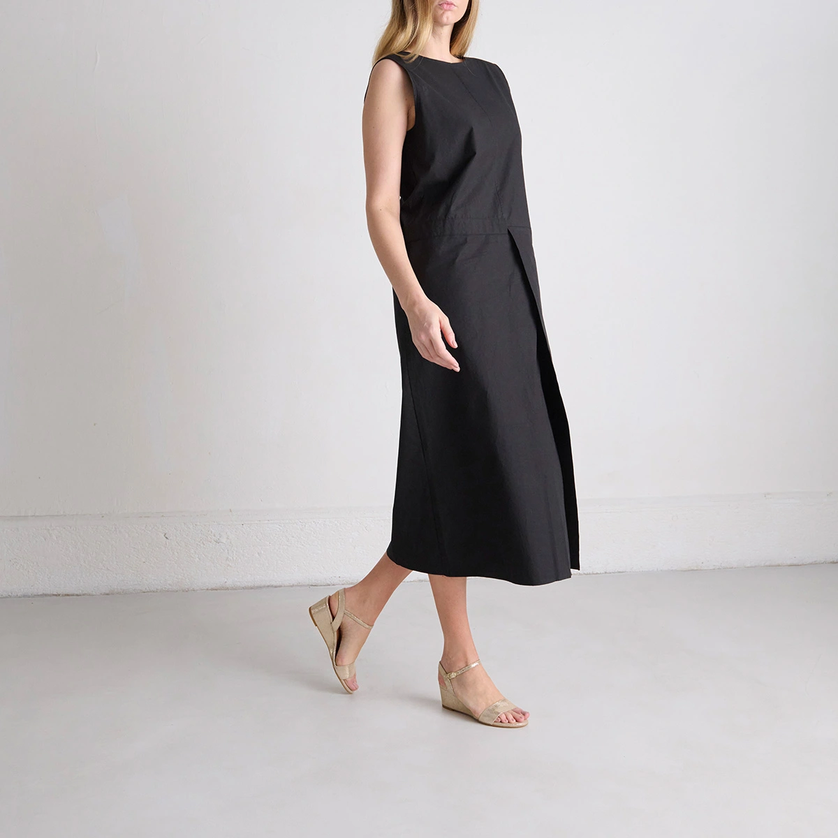 Wedge sandals in platinum laminated velvet | AGRUME