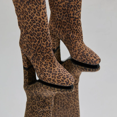 Boots with heels and pointed toes in leopard print velvet | RETHINK