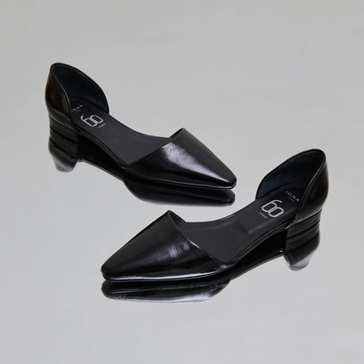 Ballet flats with pointed toes in black shiny leather | REVIEW