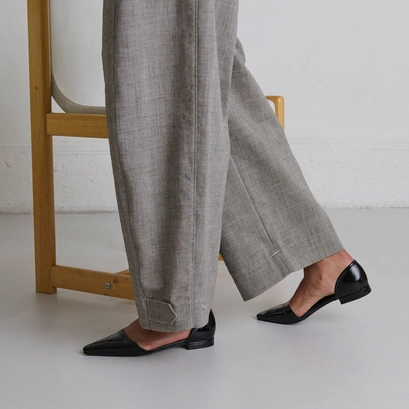 Ballet flats with pointed toes in black shiny leather | REVIEW