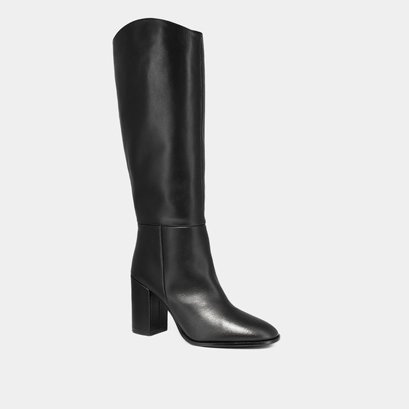 High boots with pointed toes in black leather | nessa