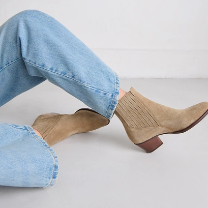 Boots with small bevelled heels and elastics in taupe suede | bailey