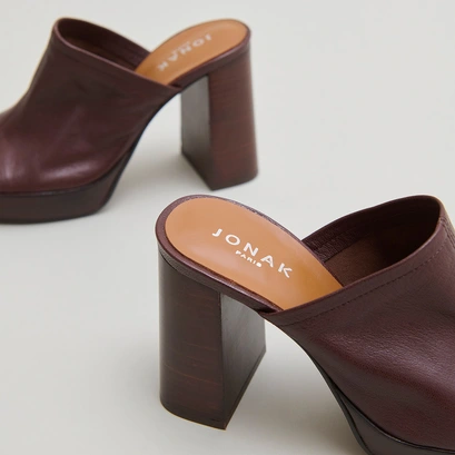 Heeled mules in brown leather | baya