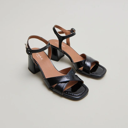 Heeled sandals in black pleated varnish | briella