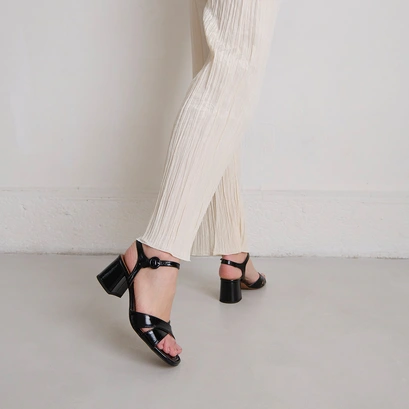 Heeled sandals in black pleated varnish | briella