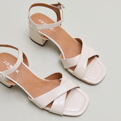 Heeled sandals in ecru pleated varnish | briella